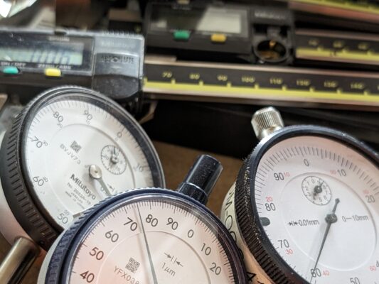 Gauges and measures for calibration